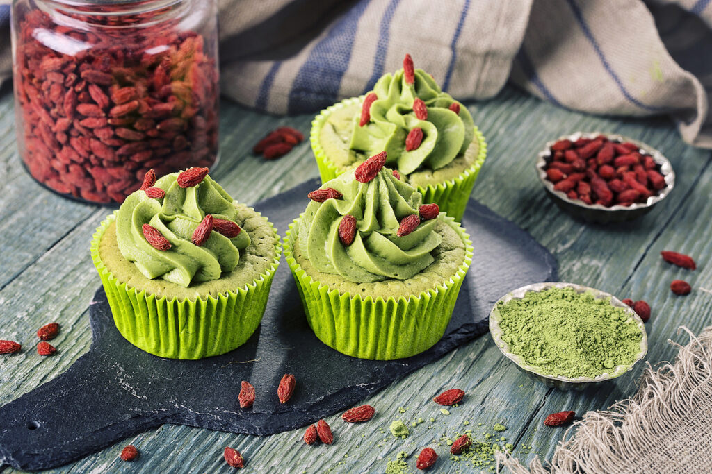 Matcha cup cakes with goji berry and matcha latte